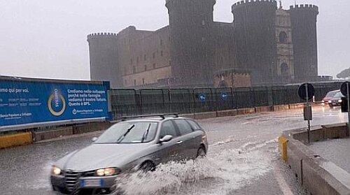 Aşa se circulă prin Napoli din cauza ploii Foto: Gazzetta.it