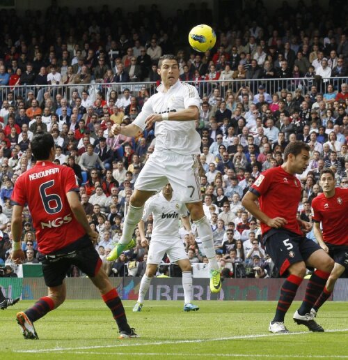 Ronaldo (în alb) a reușit ieri al doilea său gol stagional cu capul. FOTO Reuters