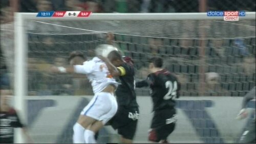 Marcos Antonio loveste mingea cu mina, dar A.Constantin lasa jocul sa continue