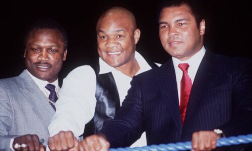 Joe Frasier, George Foreman şi Cassius Clay, trei dintre cei mai mari boxeri ai lumii la categoria 