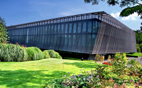 Două persoane au protestat împotriva FIFA urcîndu-se pe acoperişul sediului din Zurich