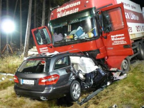 Masina celor doi frati, facuta praf de un tir Foto: Bild.de