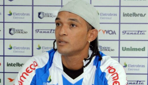 Fabio Santos a vrut să se bucure alături de suporteri după un gol marcat, dar nu a avut noroc (foto: ligadonovitoria.com)