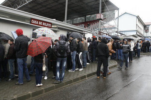 Coada de la derby-ul din primăvară pare irepetabilă, avînd în vedere preţul extrem de piperat al biletelor