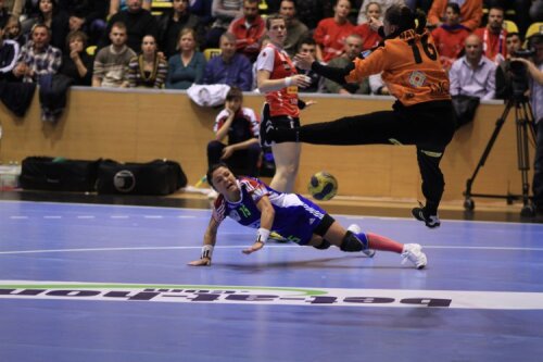 Valentina Elisei a fost MVP-ul partidei cu Itxako, marcînd zece goluri. FOTO Marius Ionescu