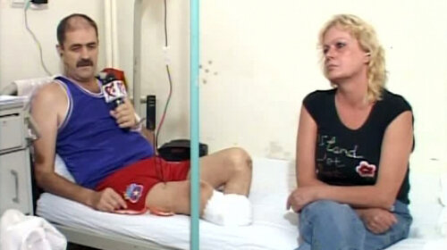 Imagine cutremurătoare cu Viorel Turcu. Fostul atacant nu a renunţat la culorile Stelei nici pe patul de spital, purtînd un şort al formaţiei pregătite de Ilie Stan (foto: realitatea.net)