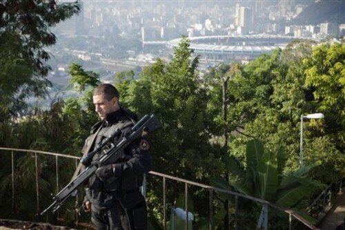 Un agent al poliției braziliene (pe fundal, stadionul Maracana)