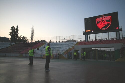 Stadionul Dinamo îşi va deschide porţile peluzelor şi pentru cei care îşi cumpără bilete. Anterior cei din conducere hotărîseră să permită accesul doar cu abonamente