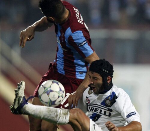 Chivu într-un duel “la nivel înalt” cu turcul Burak Yilmaz. FOTO Reuters