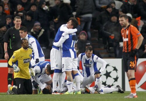 Raț (dreapta) privește resemnat bucuria lusitanilor. FOTO Reuters