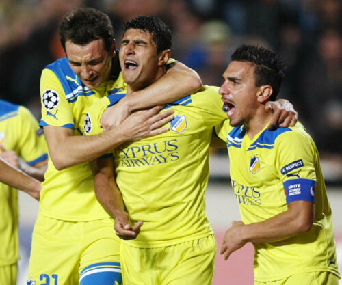 Gustavo Manduca, golgeterul ciprioților cu două reușite, Ailton și Charalambides (de la stînga la dreapta) visează la Real și
Barcelona. FOTO Reuters