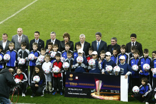 Viitorii fotbaliști au luat autografe pe mingi de la Hagi, Gică Popescu, Belodedici, Dorinel Munteanu și Bogdan Stelea. FOTO Raed Krishan