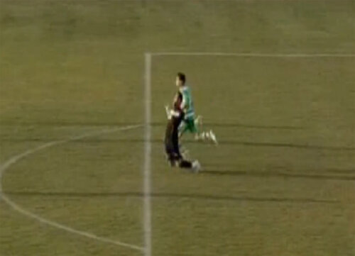 Beto se prăbuşeşte după ce greşeşte degajarea şi scoate o lovitură liberă, profitînd de prezenţa unui adversar în apropierea sa (Captură: DolceSport)