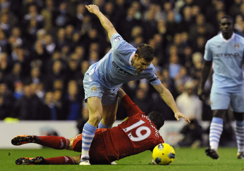 Milner (în bleu, în duel cu Downing) și City și-au frînt ieri zborul la Liverpool. FOTO Reuters