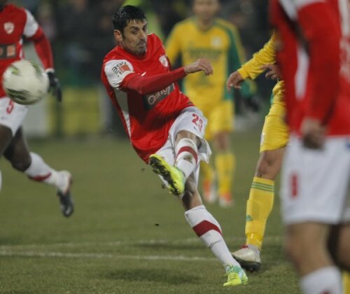 Dănciulescu a avut o mare ocazie în prima repriză, țintind transversala