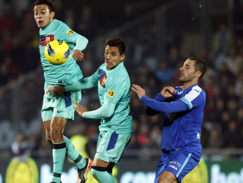 Aleși să completeze ofensiva, Thiago Alcantara (stînga) și Alexis Sanchez încă nu s-au impus la Barcelona. FOTO Reuters