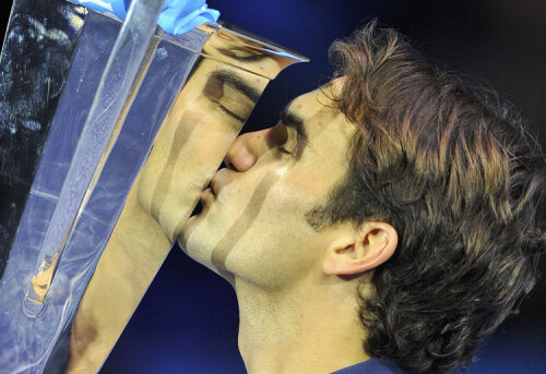 Roger Federer sărută trofeul său cel mai important din 2011 Foto: Reuters