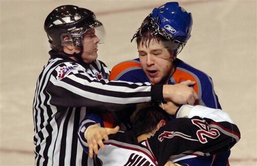 Hocheiul nord-american oferă destul de des lupte pe gheaţă