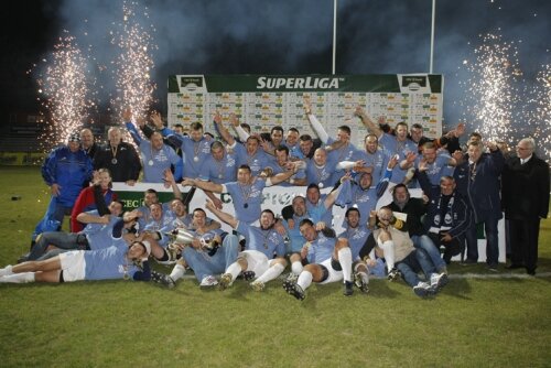 Rugbyştii de la CSM U Baia Mare în timp ce sărbătoreau victoria din campionat.