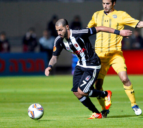 Fostul fundaş al Stelei, Klemi Saban (in galben), nu l-a putut bloca pe Quaresma în ultimul minut al meciului Maccabi-Beşiktaş 2-3