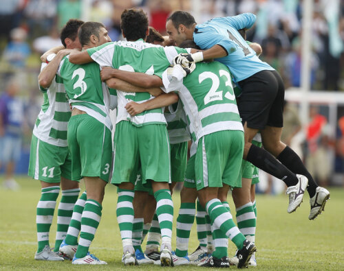 Jucătorii Voinţei Sibiu vor să se bucure la finalul jocului cu U Cluj