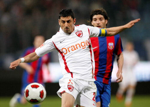 Ionel Dănciulescu (alb) vrea să cîştige mîine duelul cu Brandan