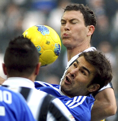 Mutu (în duel cu Lichtsteiner) a reprezentat imaginea perfectă a supliciului îndurat de Cesena cu Juventus