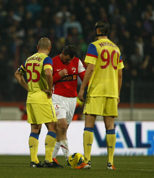 Marius Niculae, încadrat de Bourceanu şi Nikolici, a marcat al doilea gol al carierei în disputele cu Dinamo. Celălalt a fost anul trecut la Dinamo-Steaua 2-1, tot din penalty