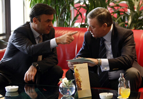 Mihailov şi Mircea Sandu discută intens despre candidatura României şi a Bulgariei la Euro 2020.