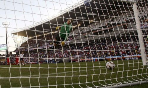 Greșeala de la CM 2010, cînd englezului Lampard i-a fost refuzat un gol cu Germania (1-4) deși mingea intrase în poartă, l-a convins pe Blatter că e nevoie de tehnologia video. Foto: Reuters
