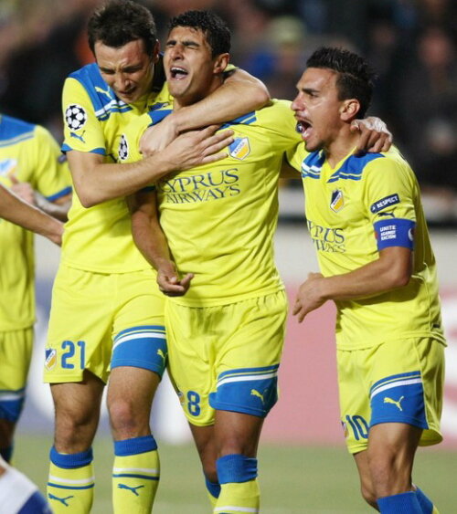 Jucătorii lui Apoel celebrînd calificarea în optimile Ligii Campionilor