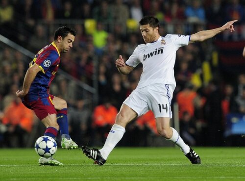 Xavi în duel cu Xabi Alonso