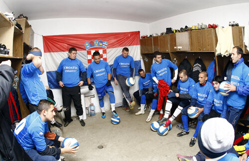 În vestiarul Voinţei, fotbaliştii au pentru antrenament tricouri ale echipei din Croaţia cu care sînt înfrăţiţi
