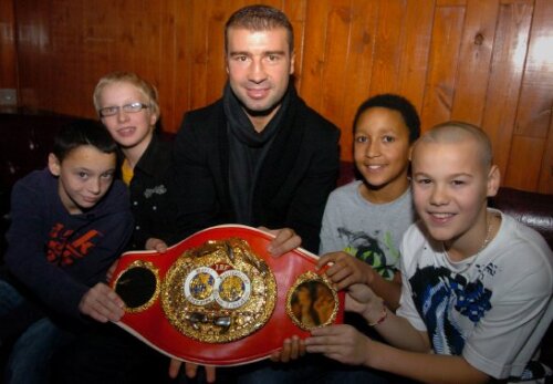 Lucian Bute s-a întîlnit, miercuri, cu patru copii de la un club de box din Canada foto: cyberpresse.ca