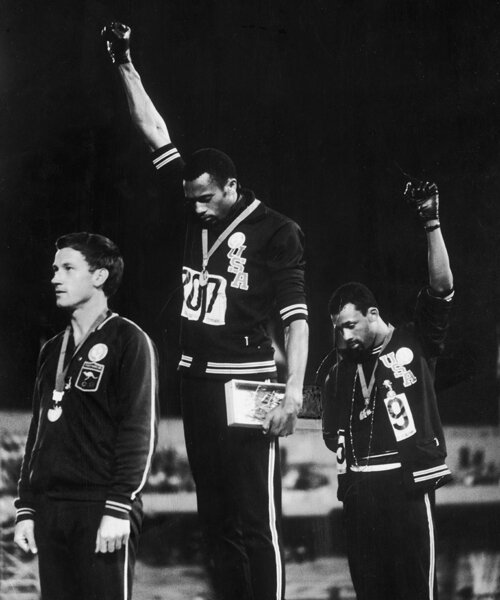 Aşa a arătat podiumul cursei de 200 de metri din 1968. Aur - Tommie Smith, argint - Peter Norman (Australia), bronz - John Carlos. Cu braţul întins în controversatul gest, Smith şi Carlos, au fost susţinuţi, tacit, de albul medaliat cu argint