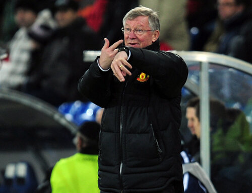 La 70 de ani, Sir Alex Ferguson poate uita eliminarea din Ligă cu o victorie în Europa League.