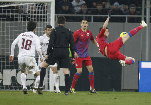 Sixto Peralta priveşte de la distanţă superexecuţia lui Costea care a dus la golul egalizator