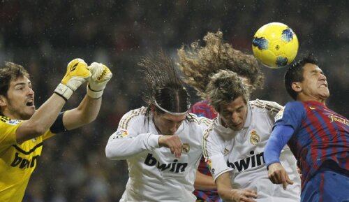 Trei madrileni, Casillas, Sergio Ramos şi Coentrao, se luptă să-l blocheze pe Alexis, omul de atac al Barcelonei. Foto: Reuters