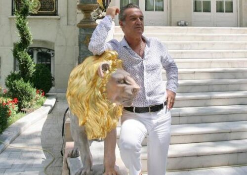 Arpad Paszkany solicită dovezi că Gigi Becali plăteşte amenzile care îi sînt date pentru atacuri de genul celor lansate la finalul meciului Steaua-CFR 1-1, cîn a afirmat că 