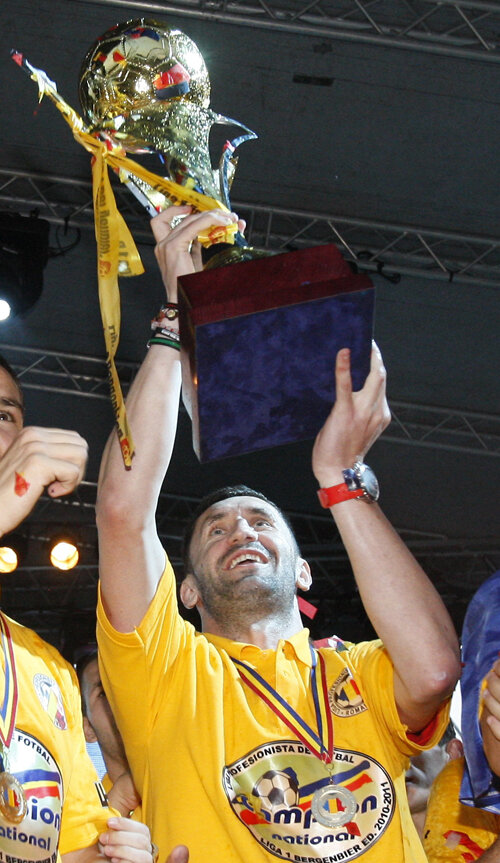 Gabriel Paraschiv cu trofeul Ligii 1.