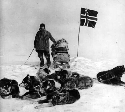 Fotografie-document cu Helmer Hanssen şi steagul norvegian la Polul Sud, făcută pe 14 decembrie 1911