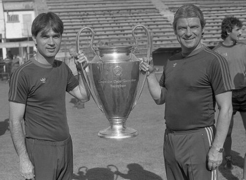 Emerich Ienei (dreapta) şi Anghel Iordănescu ţin Cupa Campionilor, cîştigată de Steaua în 1986