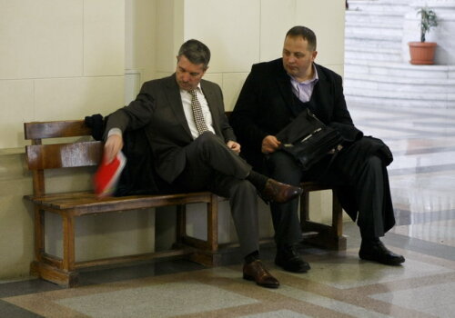 Vasile Avram (stînga) a cerut intsanţei şi a aprimit aprobarea să poată sta de vorbă cu Mircea Sandu, unul dintre martorii din dosar