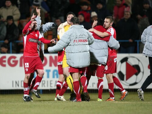 Dinamoviştii au învins la Tîrgu Mureş şi se menţin pe primul loc în Liga 1