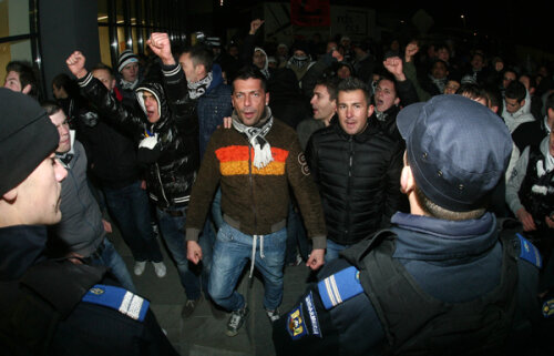 Ultraşii clujeni i-au cerut după meci demisia lui Ionuţ Badea Foto: Lorand Vakarcs
