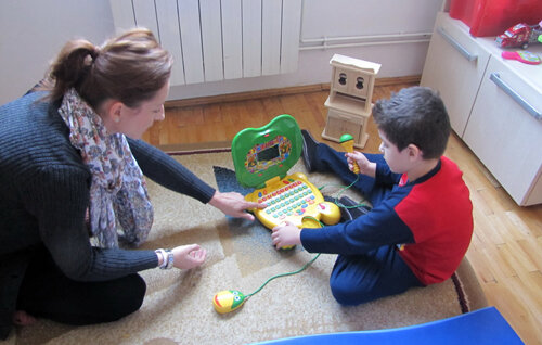 Ana Maria Brînză alături de un copil autist.