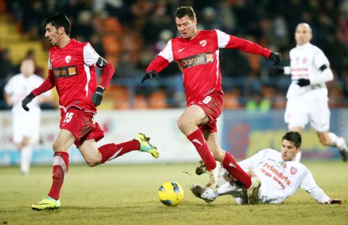 Marius Niculae (dreapta) este golgeterul Ligii 1 cu 14 reuşite, cu 6 peste colegul său din ofensivă, Ionel Dănciulescu (stînga)