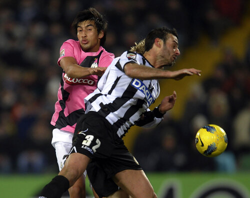 Luptă oarbă pentru minge între Ferronetti (Udinese) şi Estigarribia