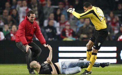 Alvarado a scăpat de atacul huliganului, spre deosebire de Galamaz, care a fost pocnit la meciul Petrolu-Steaua. Portarul lui AZ a reacţionat exact ca Martinovici la Ploieşti şi, tot aşa, a primit cartonaş roşu