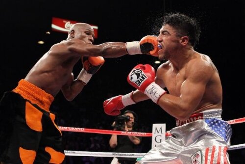 Floyd Mayweather (stînga), in meciul cu Victor Ortiz